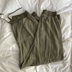 WORN ONCE XL OLIVE GREEN CARGO PANTS